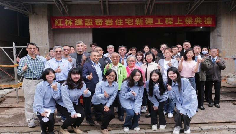 🎉 我們上樑啦!北投奇岩住宅迎來重大里程碑,團隊齊心展現凝聚力!